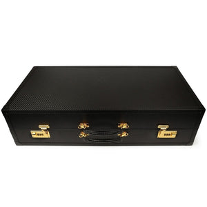Coffret BDSM ouvert en cuir noir avec intérieur rouge, présentant un ensemble d’accessoires assortis comprenant menottes, sangles, cravaches et chaînes, disposés de manière ordonnée dans une esthétique luxueuse.