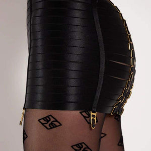 Zoom sur les cuisses d'une femme portant la robe Angela noire.