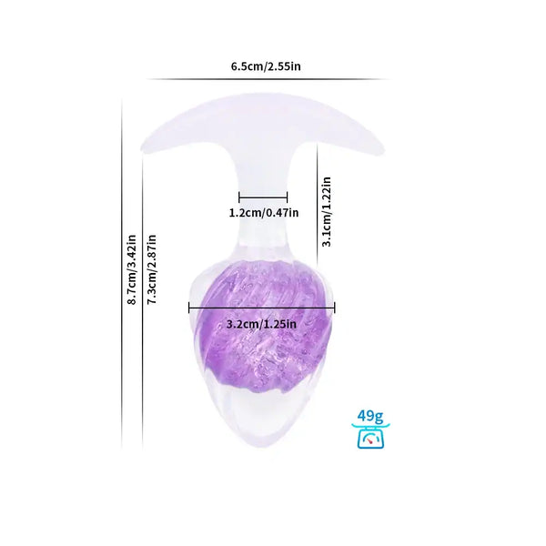 Plug en silicone violet LIEBE SEELE avec surface spiralée et base transparente évasée, tenu en main sur fond blanc, vue produit détaillée