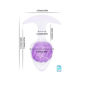 Plug en silicone violet LIEBE SEELE avec surface spiralée et base transparente évasée, tenu en main sur fond blanc, vue produit détaillée
