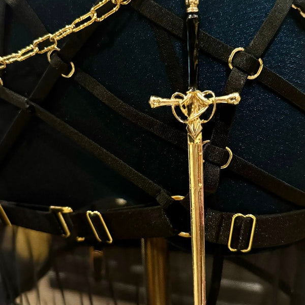 Ceinture fabriquée en acier inoxydable plaqué or de haute qualité la chaîne comporte un pendentif en forme de croix en perles d’eau douce avec des bords plaqués or et une épée amovible en acier inoxydable, le tout complété par des fermoirs à ressort en acier inoxydable plaqué or 18 carats