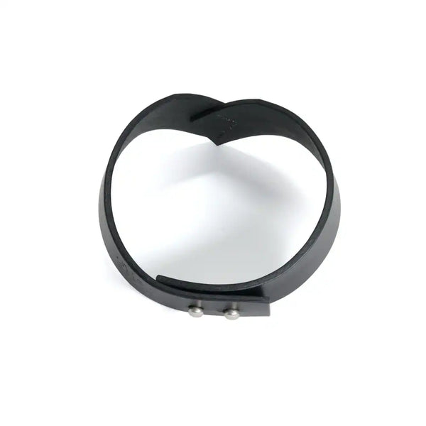 Vue du dessus du choker 86042 en cuir noir avec design en V épuré. Détail de la partie en cuir cousue à la main et des vis pression pour l’ajustement à l’arrière.