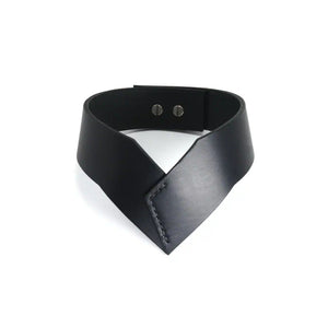 Choker 86042 en cuir noir avec design en V épuré. Partie en cuir cousue à la main à l’avant et fermeture à vis pression à l’arrière pour un ajustement parfait.