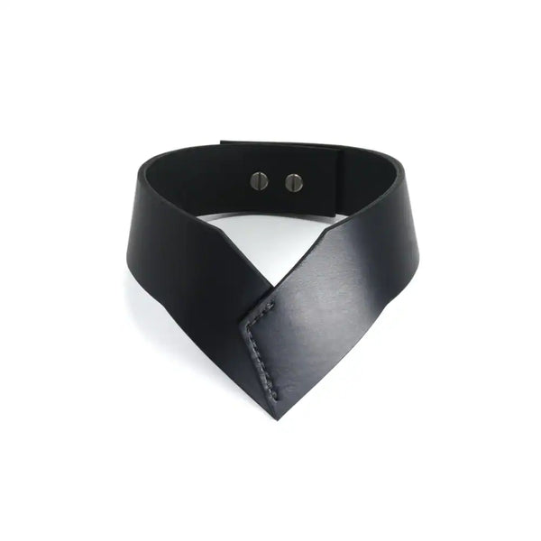 Choker 86042 en cuir noir avec design en V épuré. Partie en cuir cousue à la main à l’avant et fermeture à vis pression à l’arrière pour un ajustement parfait.