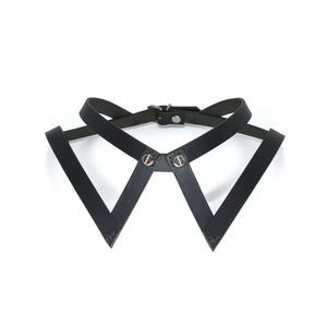 Choker 86647 en cuir noir, inspiré du col de chemise. Épouse naturellement les clavicules avec des vis à l’avant rappelant les boutons d’un col. Ajustement à l’arrière par boucle réglable.