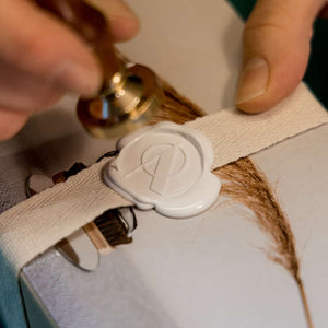 Packaging blanc avec le logo A de adele brydges chez brigade mondaine