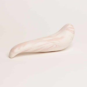 The spur épais sur le haut et embout plus fin, il est de porcelaine de couleur rose et blanc de Adeles brydges chez brigade mondaine