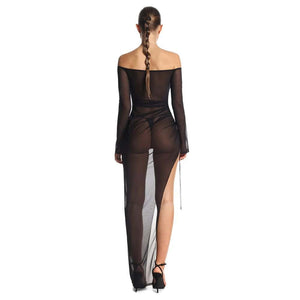 Femme De Dos Portant Une Robe Longue Fendue Semi Transparente en Maille Noir