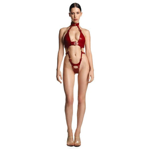 Harnais TALMA signé Anoeses en cuir rouge pleine fleur avec col structuré, ceinture cintrée et string détachable, équipé d’anneaux métalliques pour accessoires bondage – style audacieux et raffiné.