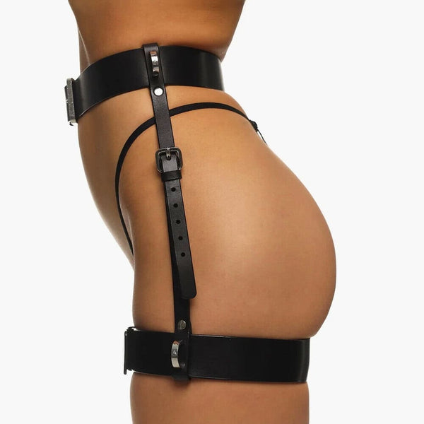 Full Set FREYA signé Anoeses : ensemble bondage en cuir noir avec harnais poitrine, ceinture à jarretelles larges et collier à anneaux métalliques – look audacieux et sculptant.