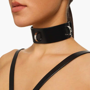 Full Set FREYA signé Anoeses : ensemble bondage en cuir noir avec harnais poitrine, ceinture à jarretelles larges et collier à anneaux métalliques – look audacieux et sculptant.