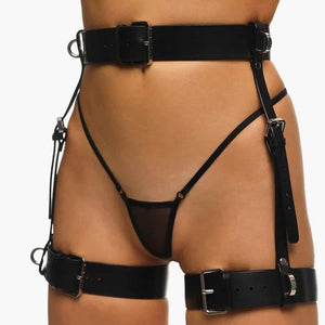 Full Set FREYA signé Anoeses : ensemble bondage en cuir noir avec harnais poitrine, ceinture à jarretelles larges et collier à anneaux métalliques – look audacieux et sculptant.