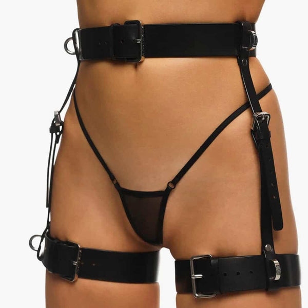 Full Set FREYA signé Anoeses : ensemble bondage en cuir noir avec harnais poitrine, ceinture à jarretelles larges et collier à anneaux métalliques – look audacieux et sculptant.