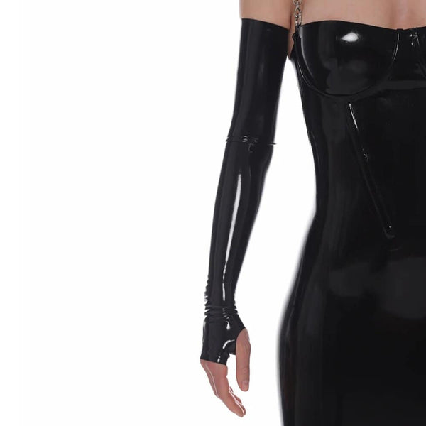 Robe en latex noir ANOESES vue de face avec corsage structuré, bretelles à chaînes métalliques et manches longues séparées, présentée chez Brigade Mondaine Paris.