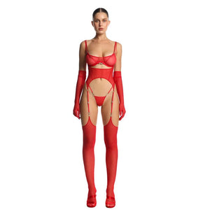 Femme portant un ensemble de Lingerie Rouge en Mesh technique haute durabilité et Détails Dorés