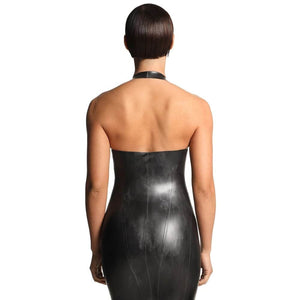 Robe courte moulante en latex noir mat avec décolleté plongeant et col licou.