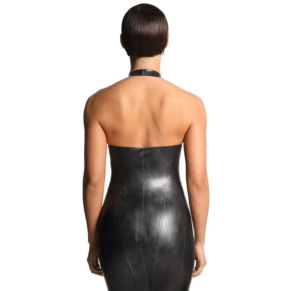 Robe courte moulante en latex noir mat avec décolleté plongeant et col licou.