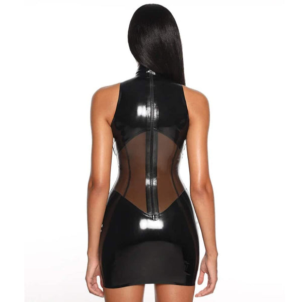 Body en latex noir ANOESES avec col montant et empiècements transparents, porté par un mannequin assis sur un fauteuil en cuir noir, vue légèrement plongeante.