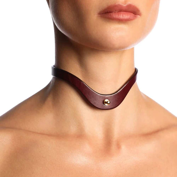 Collier ras-de-cou en cuir bordeaux ANOESES avec bouton métallique central, porté sur le cou d’un mannequin, vue rapprochée sur fond blanc.