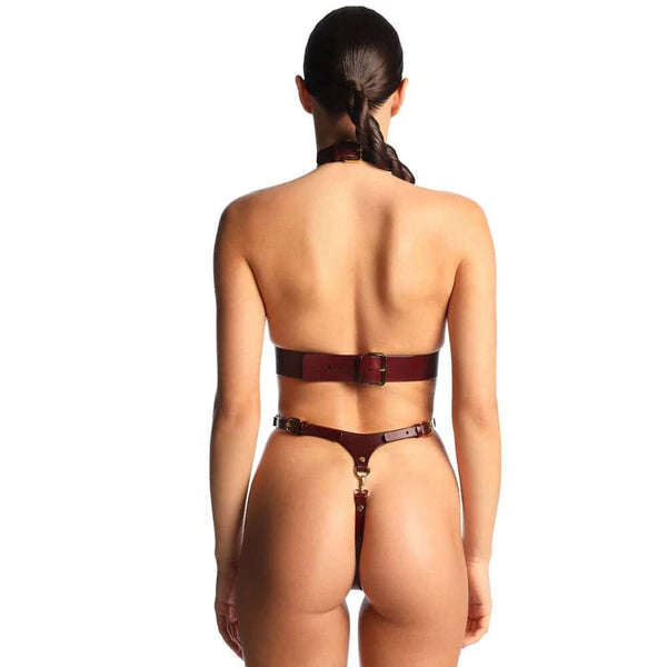 Harnais en cuir bordeaux ANOESES avec sangles réglables et anneaux métalliques, porté par un mannequin sur fond blanc, vue en pied.