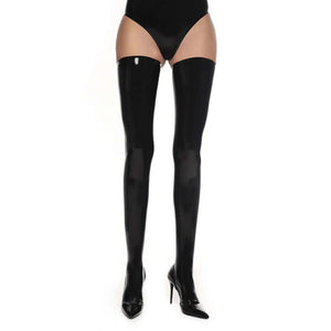 Femme Portant des Bas en Latex Naturel Noir