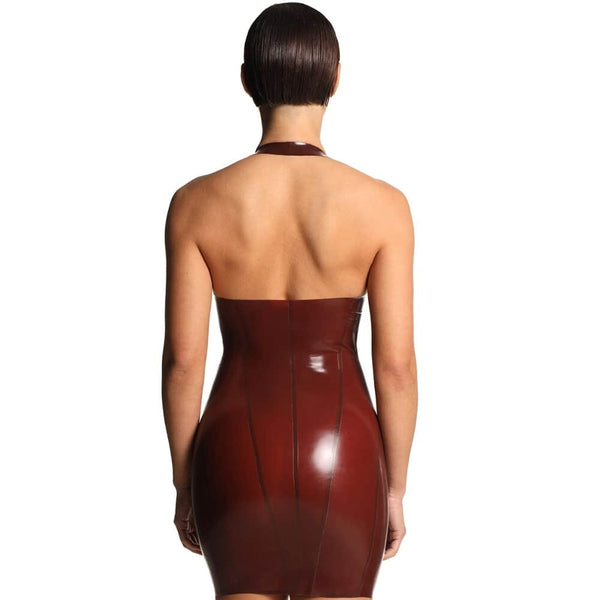 Robe courte moulante en latex bordeaux brillant avec décolleté plongeant et col licou.