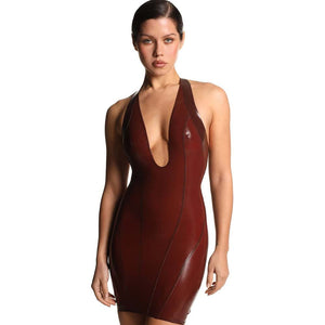 Robe courte moulante en latex bordeaux brillant avec décolleté plongeant et col licou.
