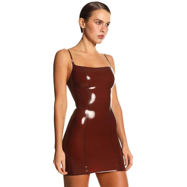 Robe courte moulante ANOESES en latex bordeaux brillant avec fines bretelles et ceinture à boucle assortie.