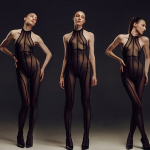Création ANOESES portée par un modèle, pièce structurée en cuir ou textile aux lignes graphiques, sélection Brigade Mondaine Paris.