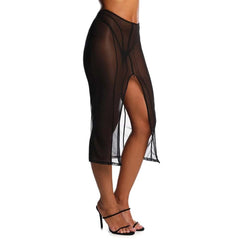 Jupe fendue en tulle noir ANOESES portée par un modèle féminin debout, coupe midi ajustée avec fente centrale et lignes structurées, transparence légère et esthétique fétiche haut de gamme Brigade Mondaine Paris.