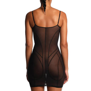 Robe en tulle noir ANOESES présentée à plat, coupe ajustée avec bretelles fines et lignes graphiques verticales, design structuré et esthétique fétiche haut de gamme Brigade Mondaine Paris.
