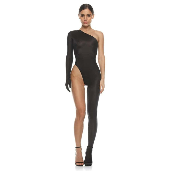 Vue artistique en noir et blanc d’une robe noire asymétrique ANOESES, coupe près du corps avec fente haute et manche unique, portée par un modèle féminin, esthétique minimaliste et fétiche haut de gamme Brigade Mondaine Paris.