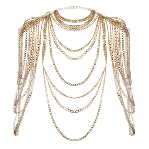 Harnais bijou de corps composé d’une cascade de chaînes dorées superposées qui habillent les épaules et le décolleté. Design ajustable à porter seul ou en superposition