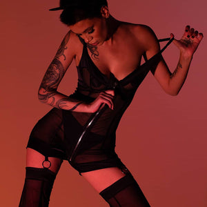 Le Kitty Pop Catsuit Set de Bæd Stories combine soie extensible et résille fine pour un look audacieux. Son buste à armature zippée permet de le porter court ou long. Livré dans une pochette en velours, il allie sensualité et confort. Soyez audacieuse et tendance avec ce set provocant.