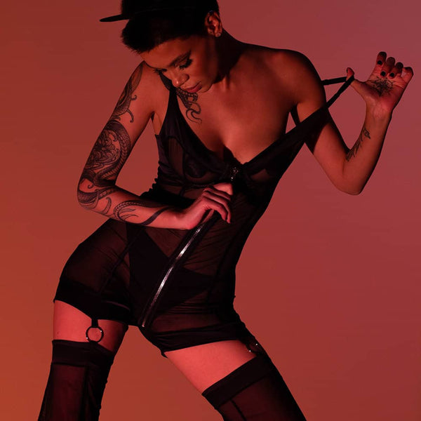 Le Kitty Pop Catsuit Set de Bæd Stories combine soie extensible et résille fine pour un look audacieux. Son buste à armature zippée permet de le porter court ou long. Livré dans une pochette en velours, il allie sensualité et confort. Soyez audacieuse et tendance avec ce set provocant.