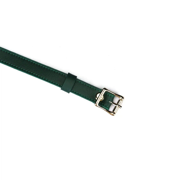 Packshot Bandeau Yeux Cuir Vert Détail Zoom sur Attache en Or