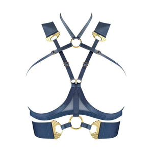 Ce modèle en édition saisonnière est décliné dans une teinte inédite : un bleu denim intense, contrasté par des finitions dorées à l’or 24 carats. L’anneau central et les multiples attaches métalliques renforcent la dimension bijou de cette création.