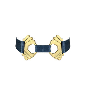 Version minimaliste du collier iconique de la collection, le Melusina Strap Collar joue la carte de la sobriété graphique.