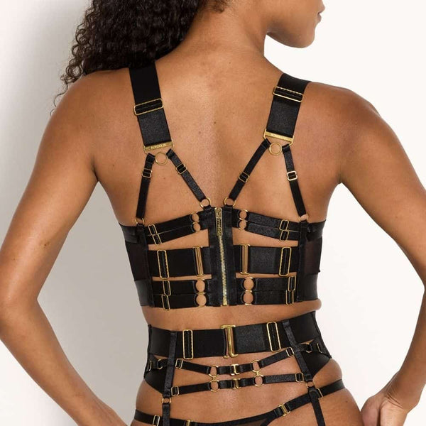 Femme de Dos portant un Soutien-Gorge Bustier avec un Serre-Taille Porte-Jarretelles et un String en résille couleur Noir