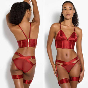 Photo d'une Femme de Devant et de Dos portant un Crop Top, une Culotte Porte-jarretelles en Résille et des Bondage Webbed Jarretières couleur Rouge