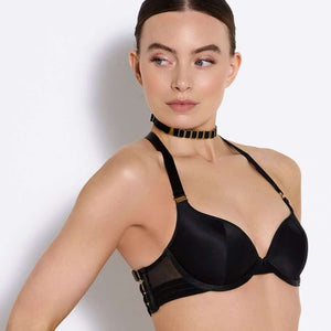 Détail d'une Photo d'une Femme de 3/4 portant un Soutien-Gorge Push-Up en Soie et un choker couleur Noir