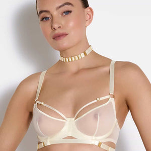Soutien-gorge BORDELLE Signature Cream en tulle transparent, porté de dos, avec une construction en bandes elastiques ivoire et des éléments métalliques dorés, photographié chez Brigade Mondaine Paris.