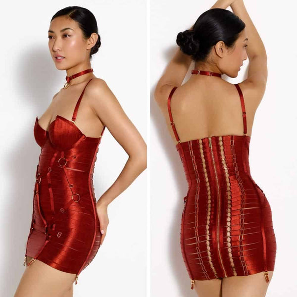Photo d'une Femme de 3/4 et de Dos portant un Collier avec Anneau et une Robe Bustier couleur Rouge