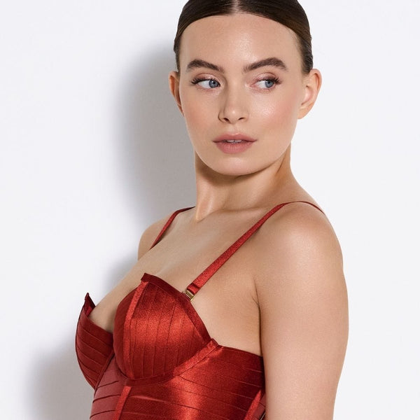 Photo d'une Femme de 3/4 portant une Robe Bustier couleur Rouge