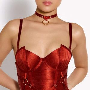 Détail d'une Photo d'une Femme de Devant portant un Collier avec Anneau et une Robe Bustier couleur Rouge