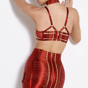 Jupe style Bondage en Résille Rouge et Élastique avec Détails Anneaux et Fermetures Plaqué Or 24 Carats et Soutien-Gorge en Résille Rouge Brulé avec avec Détails Plaqué Or 24 Carats