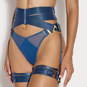 Détail face d’un porte-jarretelles elastique bleu marine BORDELLE avec tulle triangulaire, anneau doré et sangles ajustables sur la cuisse.