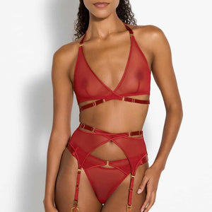Ensemble de Lingerie rouge brulé avec un String Rouge en Tulle transparent doux avec bandes élastiques satinées lanières ajustables sur les hanches et finitions en laiton doré à l’or fin 24k et Porte-Jarretelles en Résille Douce rouge détails palqués or et et jarretières large bande élastique au fini satiné doux et Soutien-Gorge Triangle Croisé Devant en maille douce et détails palqués or