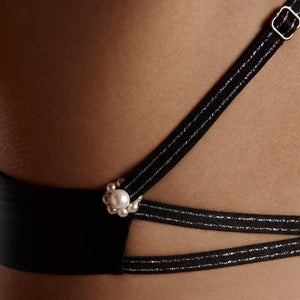 Soutien-gorge BRACLI Destinos en dentelle noire avec lurex, soie française, bretelles réglables et amovibles avec boutons en nacre, finition perles et appliqués argentés, lingerie artisanale Made in Spain.