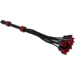 Fouet en Cuir avec des Lanières en forme de roses et Poignée Tressée avec détails rouges